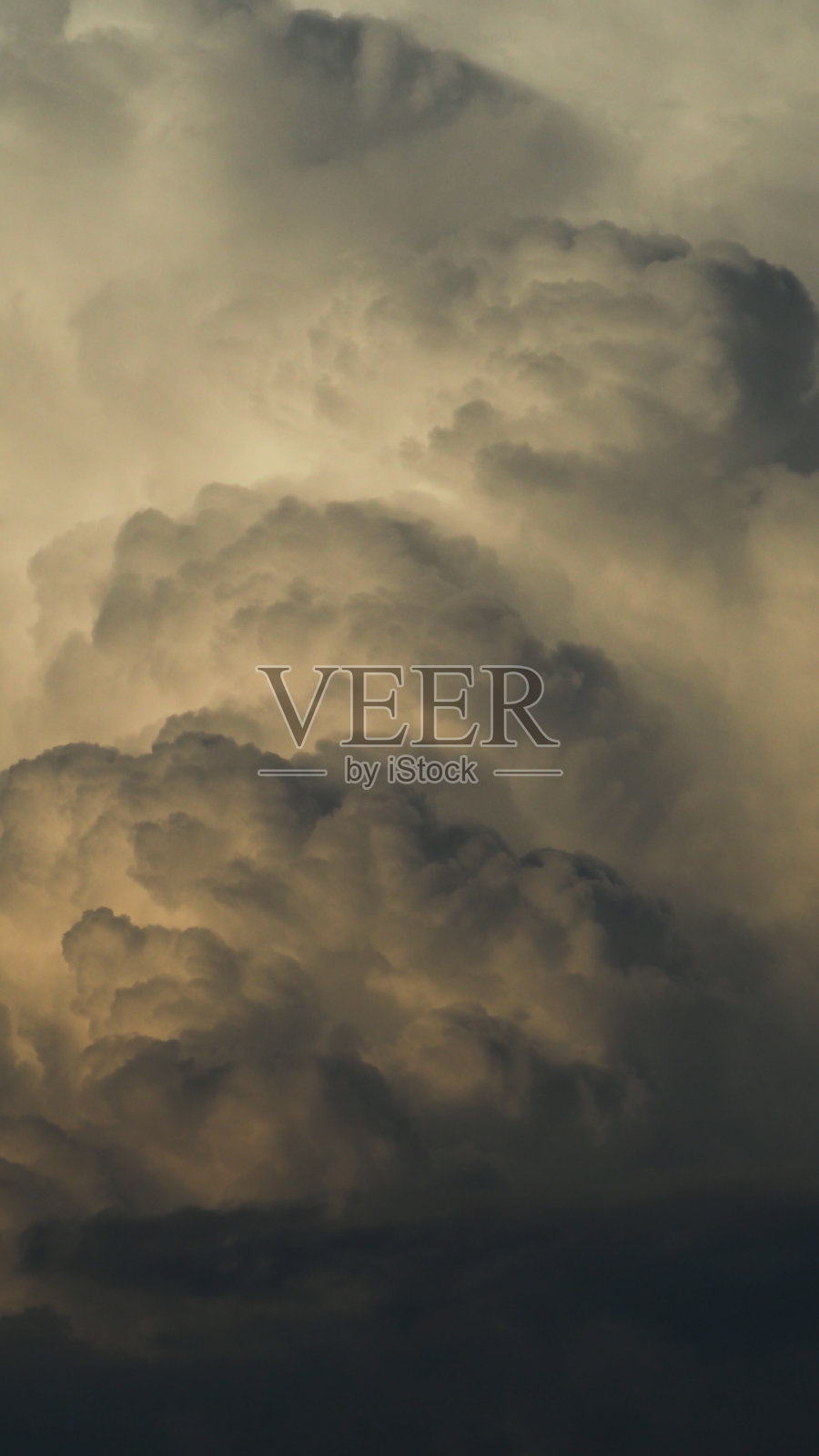 远处正在形成积雨云照片摄影图片