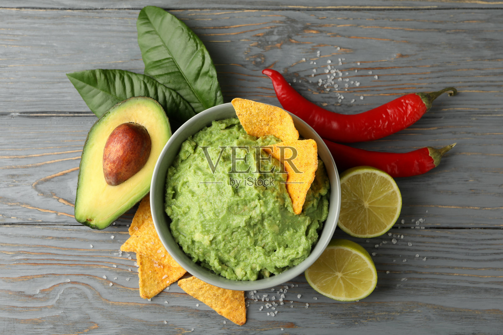 美味的概念与一碗鳄梨酱在木制背景，俯视图照片摄影图片