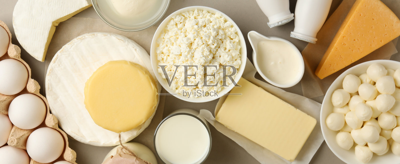 不同的新鲜乳制品在灰色背景，俯视图照片摄影图片