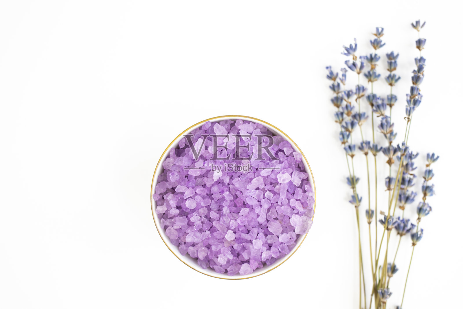 薰衣草体盐特写白色背景与天然薰衣草枝。身体护理、皮肤护理理念。平的。照片摄影图片