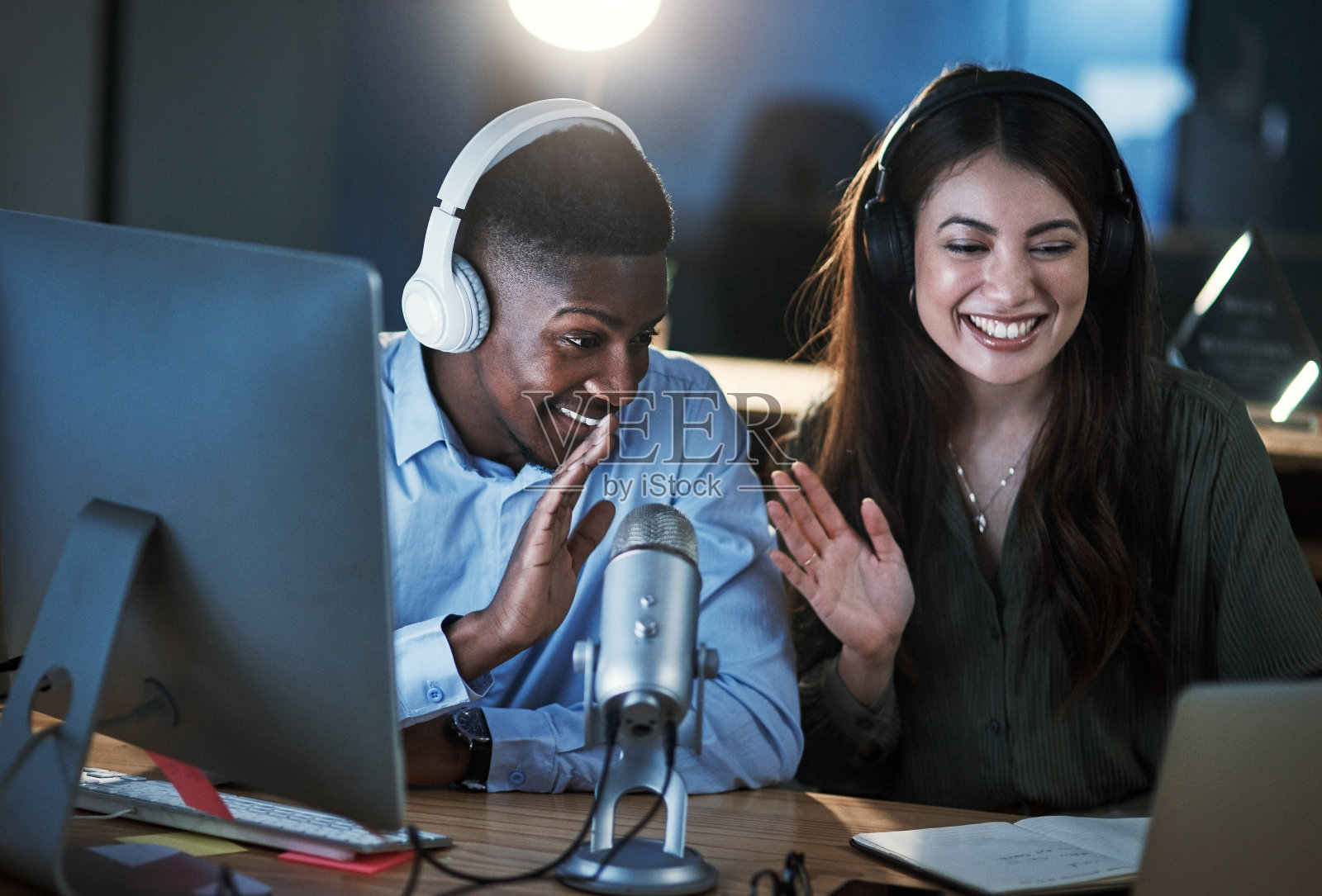 我来介绍今晚的嘉宾照片摄影图片
