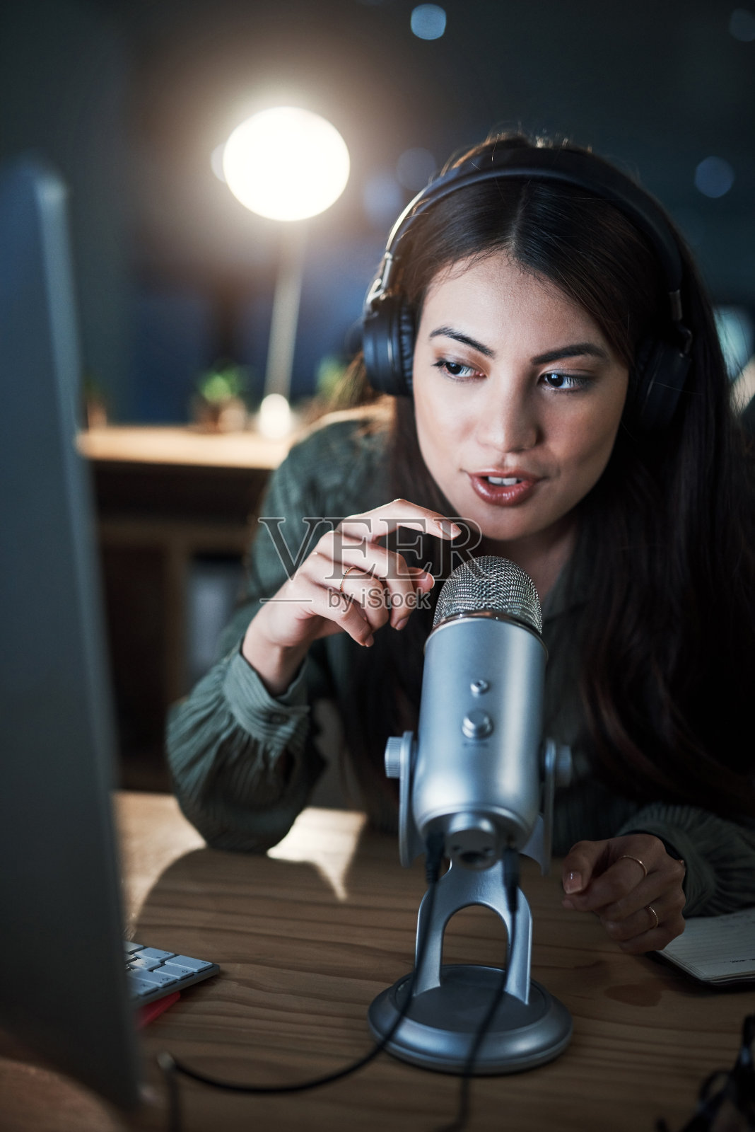 我更喜欢在晚上做播客，因为那时候我比较放松照片摄影图片