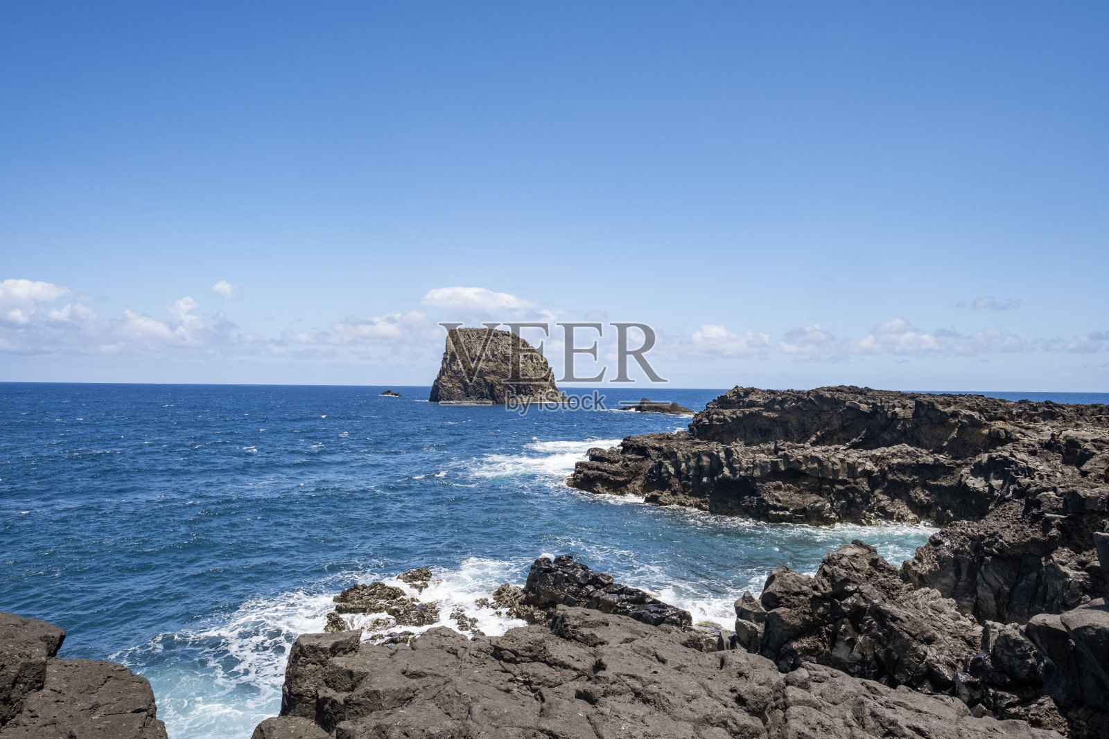 在马德拉岛的夏天海浪袭击了波尔图达克鲁兹海岸照片摄影图片