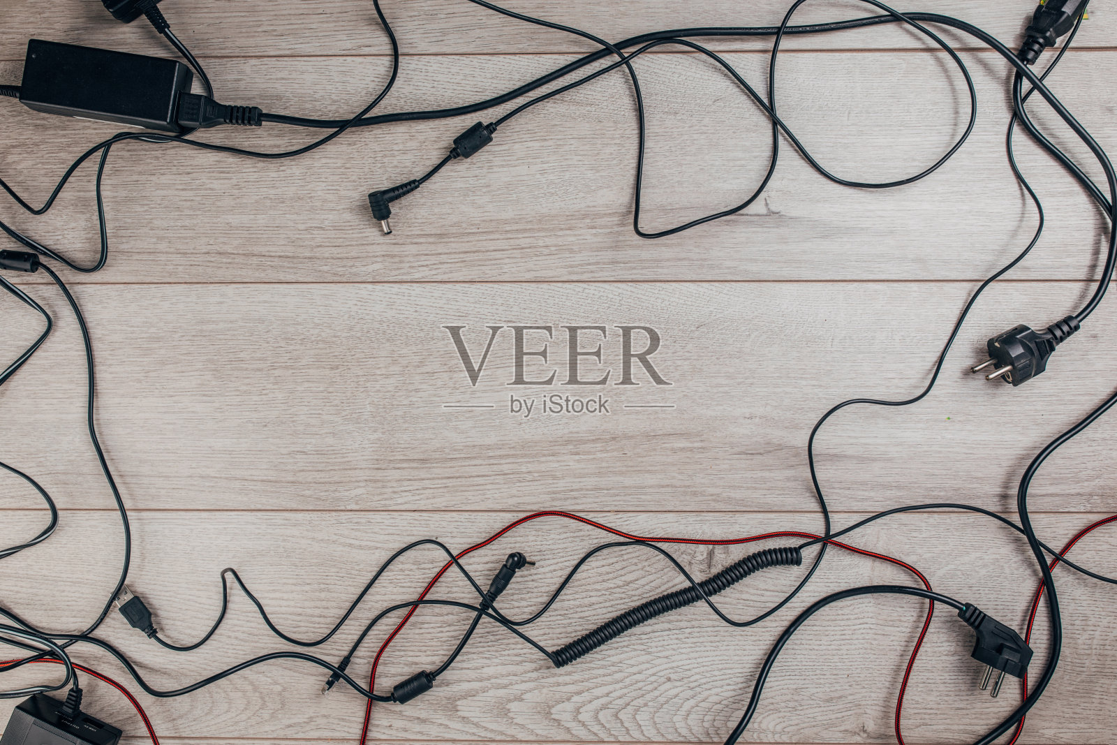 木制背景上凌乱的电缆照片摄影图片