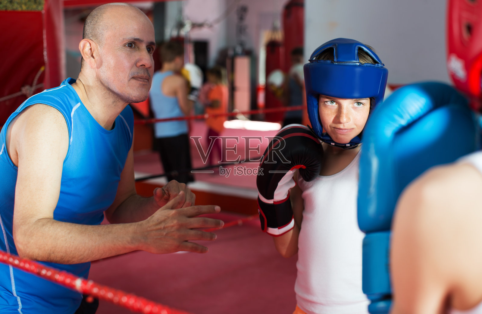 在拳击台上训练的孩子照片摄影图片