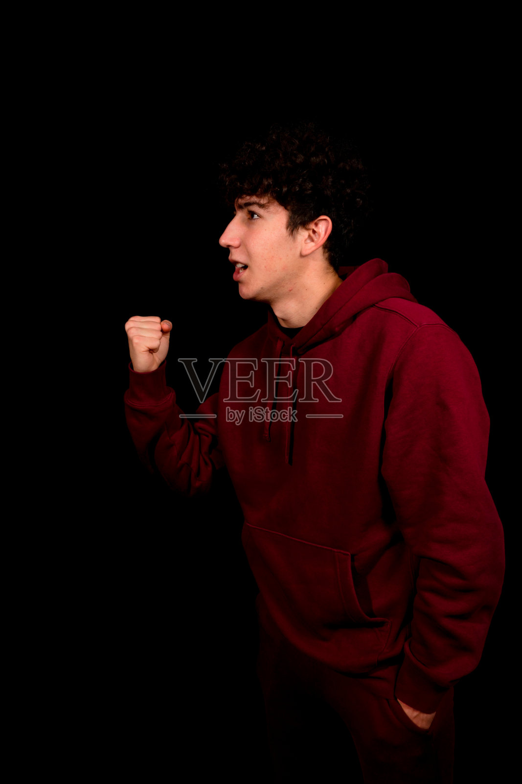 有吸引力的年轻男子与卷发摆姿势的黑色背景照片摄影图片