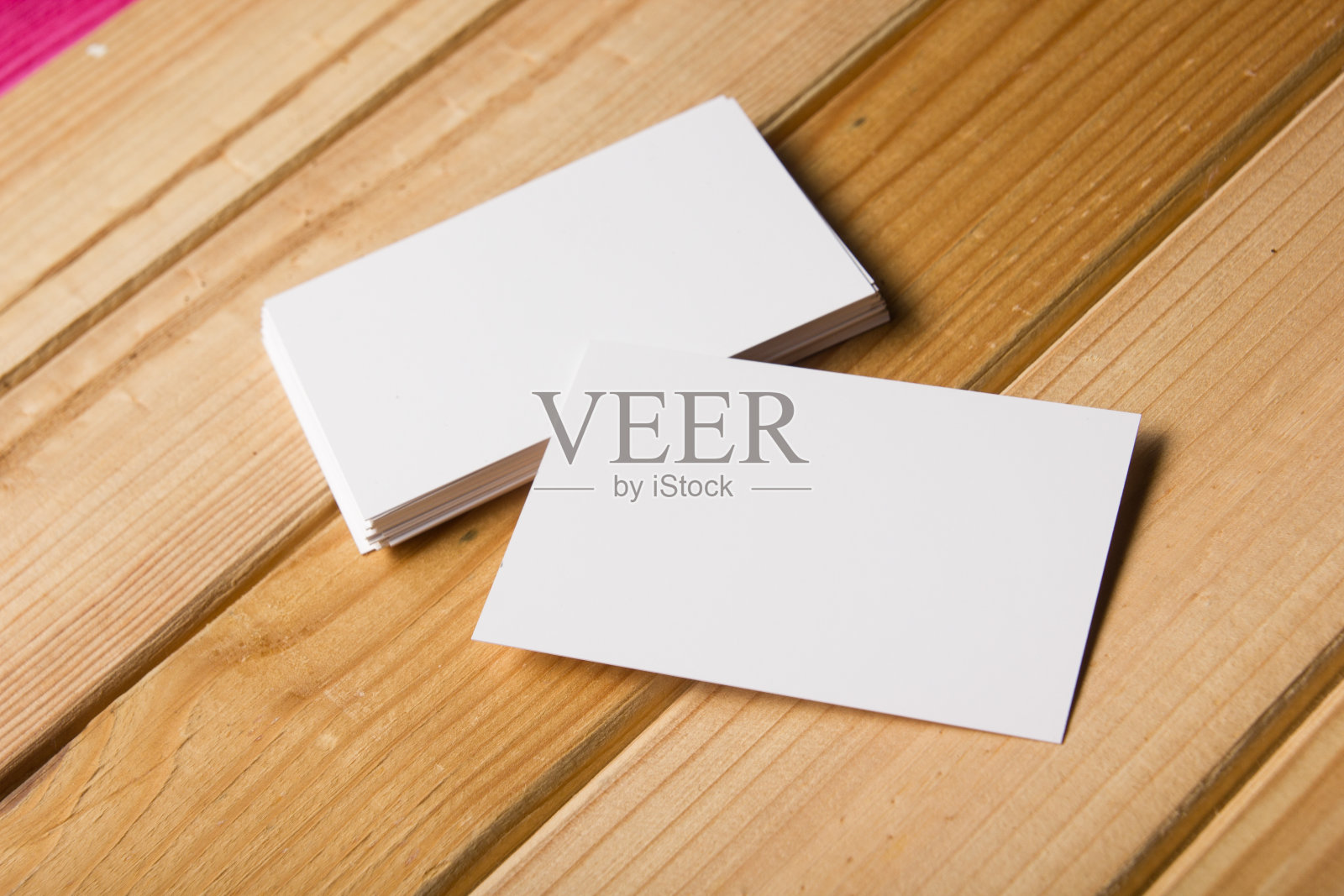 名片空白木质背景。企业文具，品牌模型。创意设计师的办公桌。平的。文本复制空间照片摄影图片