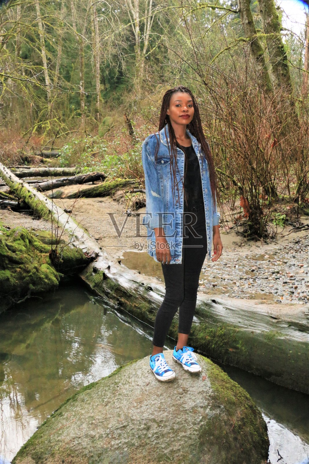 岩石上的女人照片摄影图片