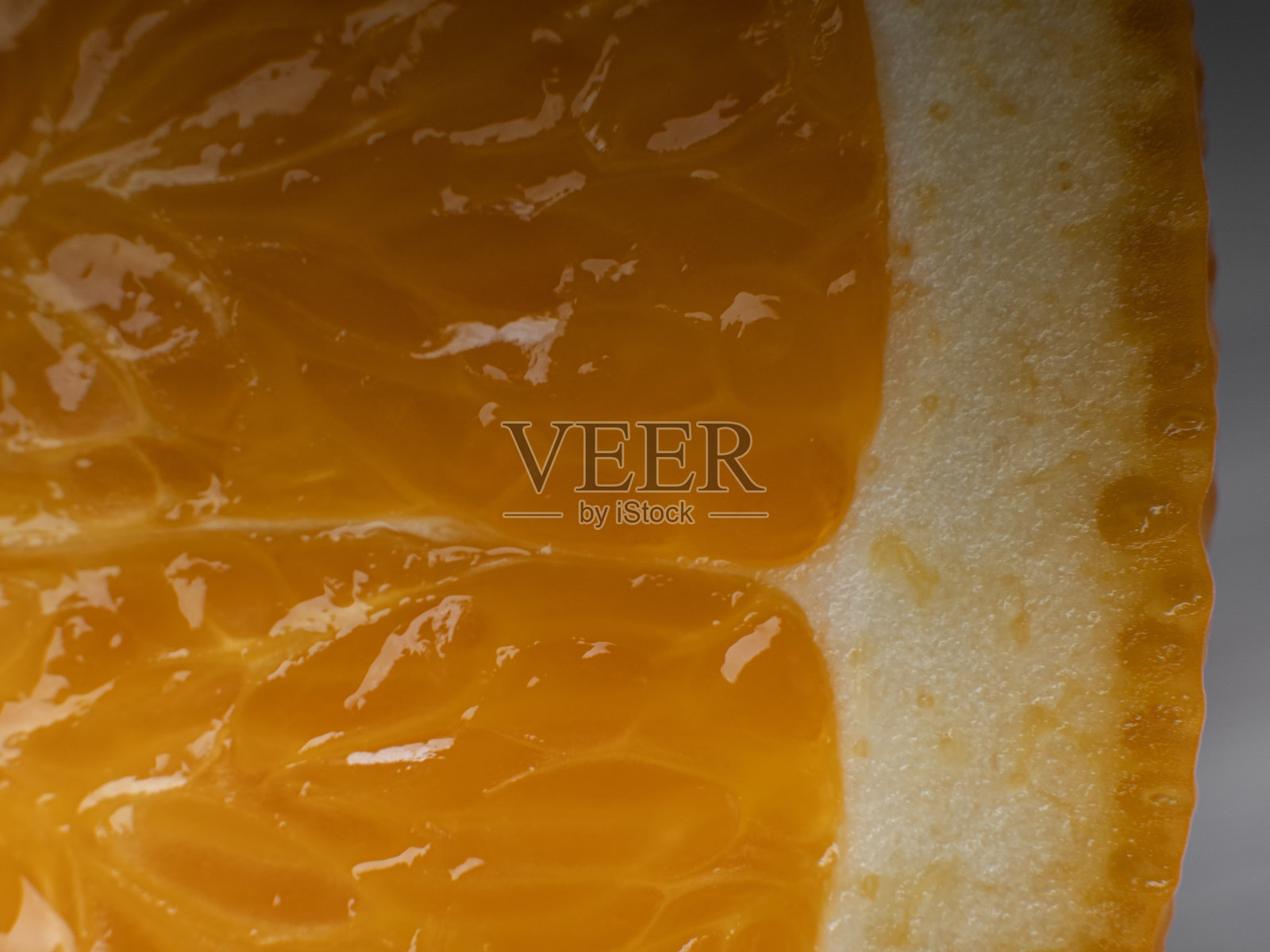 一个橙子切片的微距照片。水果的概念照片摄影图片