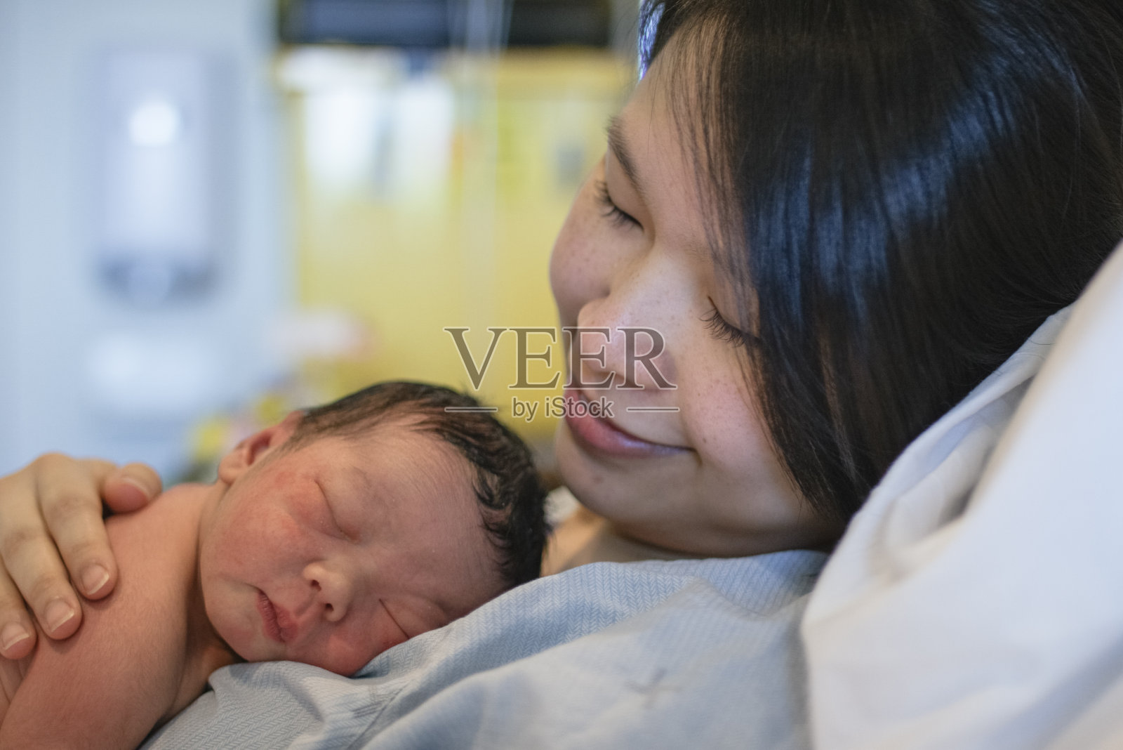刚出生的婴儿和他的母亲在医院照片摄影图片