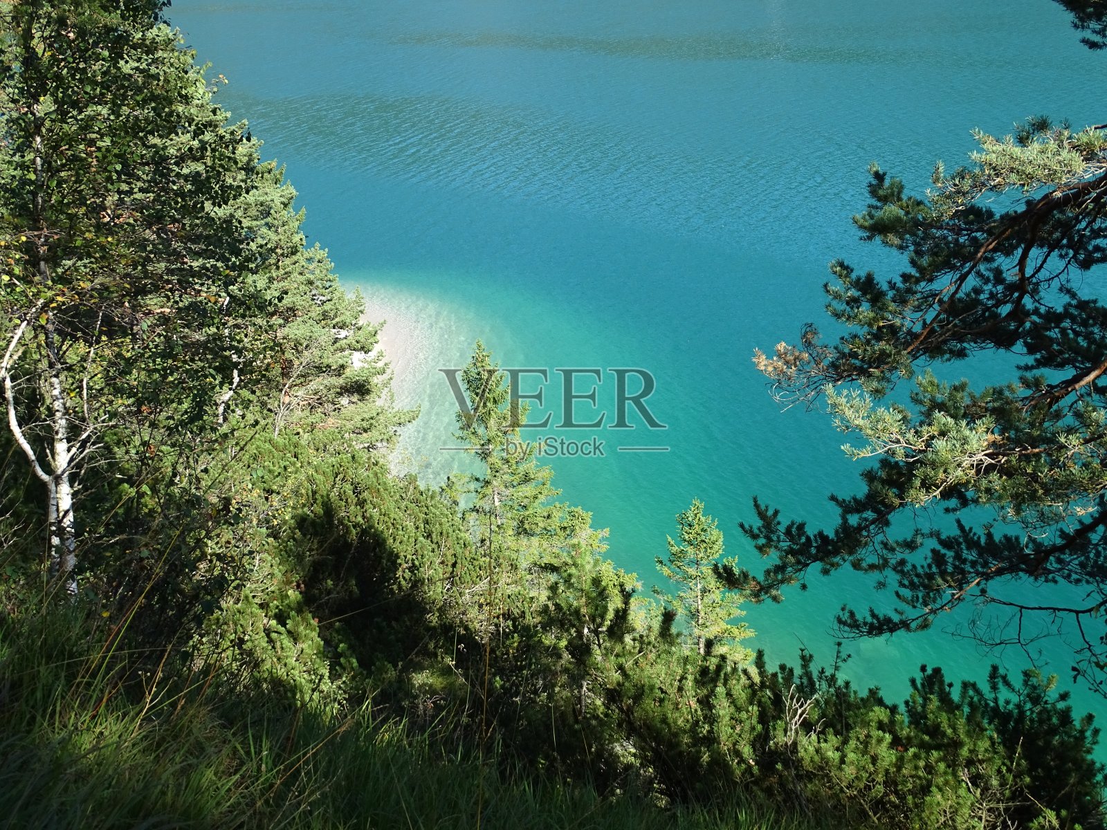 在奥地利蒂洛尔的施瓦兹和因斯布鲁克附近的卡温德尔的阿钦湖，以及巴伐利亚边境——佩蒂绍和阿钦基希之间的徒步小径，在夏天经过Gaisalm照片摄影图片