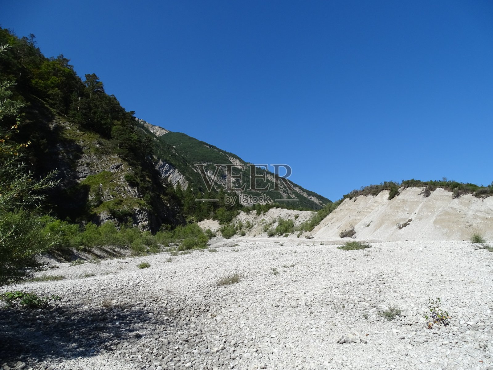 在奥地利蒂洛尔的施瓦兹和因斯布鲁克附近的卡温德尔的阿钦湖，以及巴伐利亚边境——佩蒂绍和阿钦基希之间的徒步小径，在夏天经过Gaisalm照片摄影图片