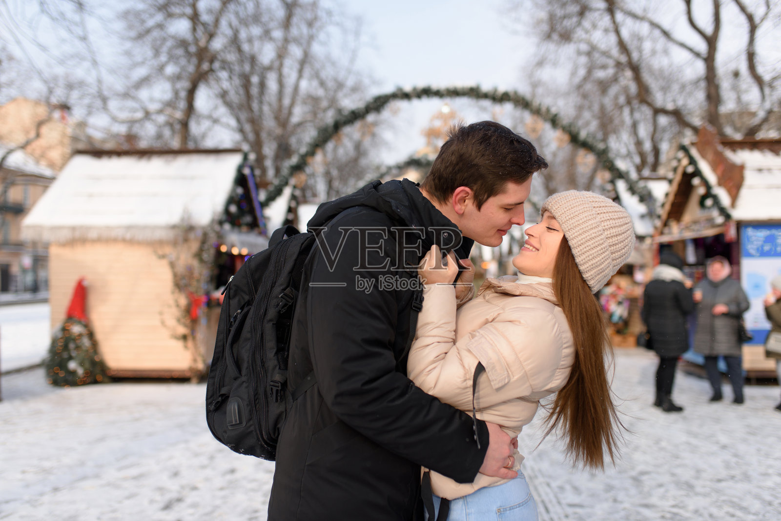 年轻的男孩和女孩在冬天享受雪照片摄影图片