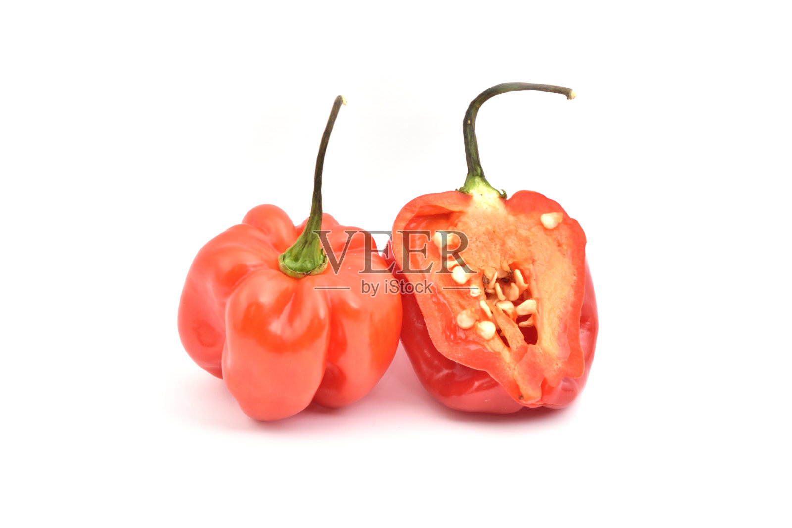 整个和对半切，切成薄片的辣椒照片摄影图片