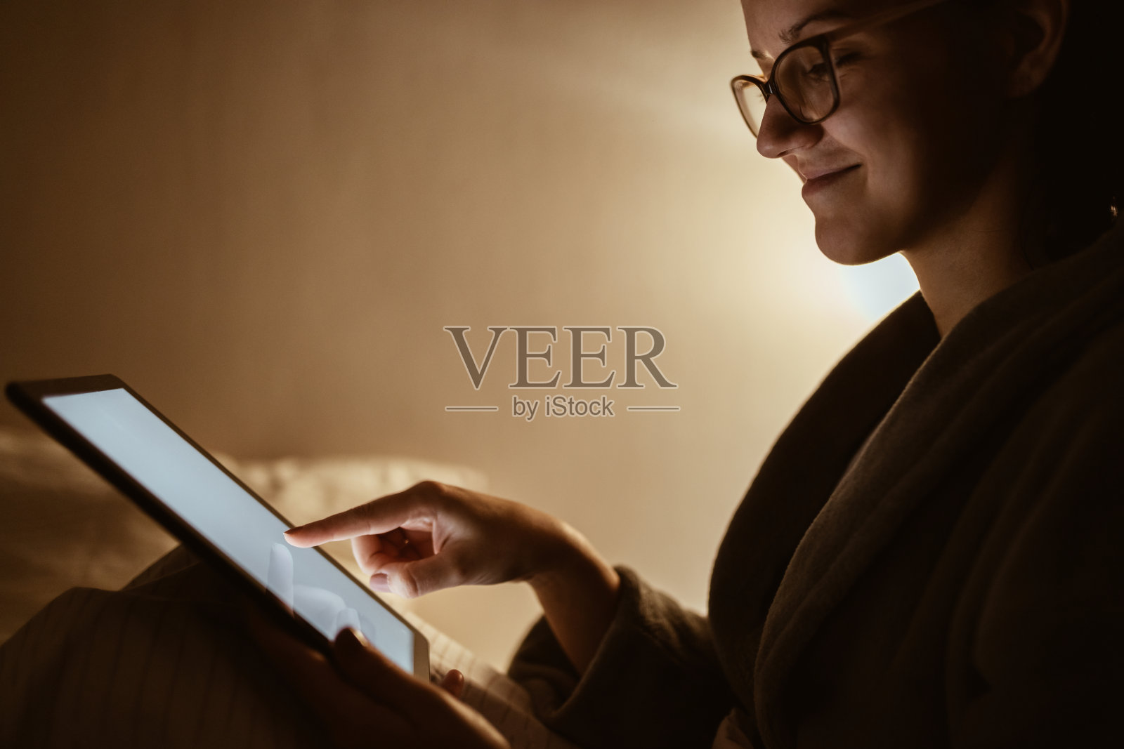 在床上用药片的女人照片摄影图片