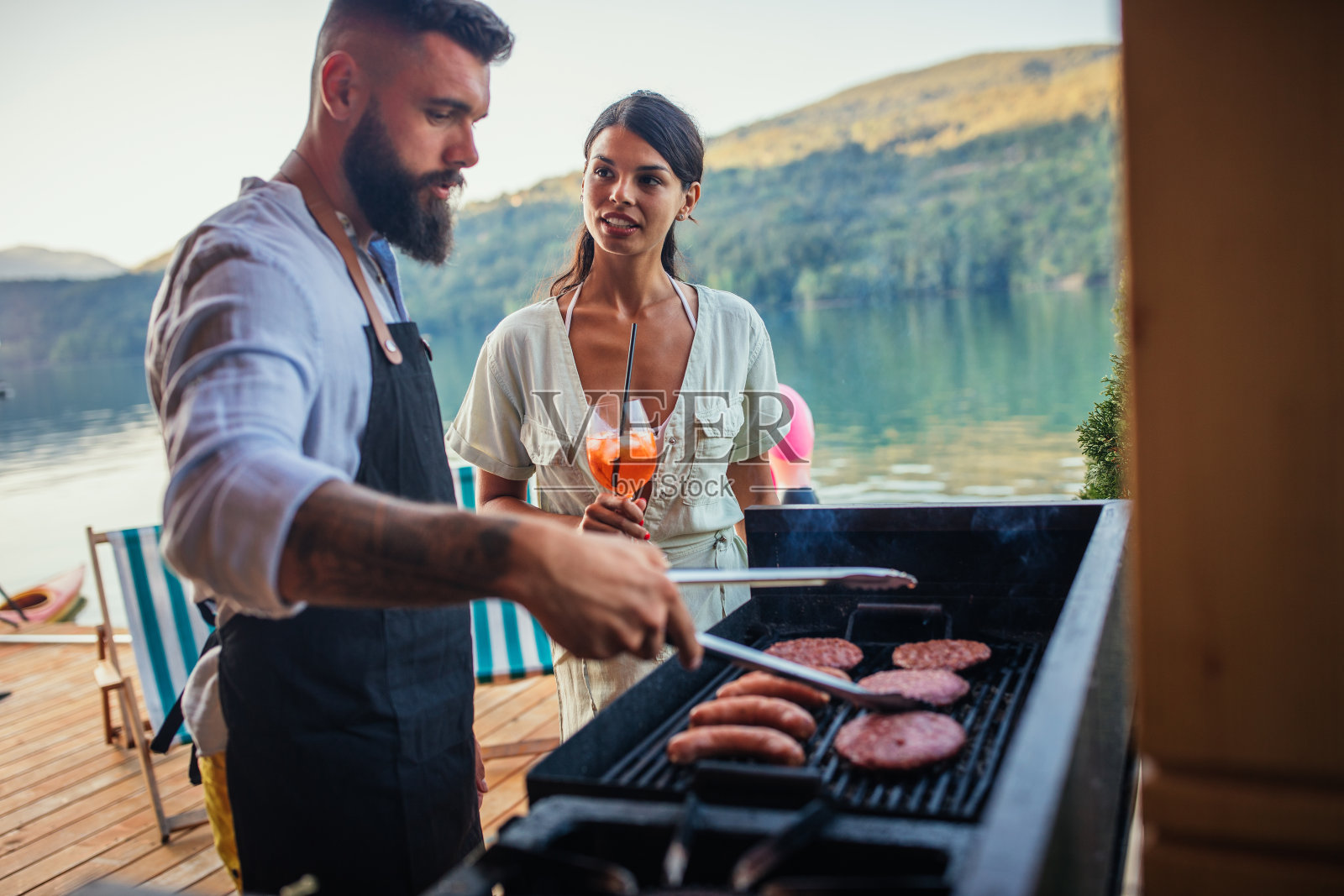一对可爱的夫妇在户外烧烤食物照片摄影图片