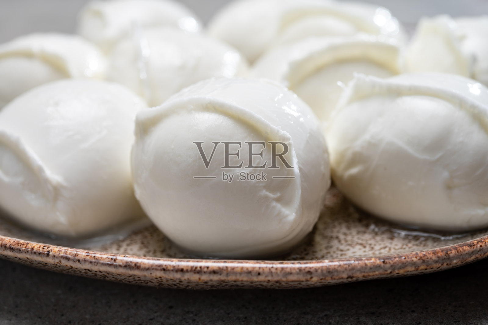 美味的意大利美食，新鲜的白水牛马苏里拉软奶酪球来自坎帕尼亚照片摄影图片