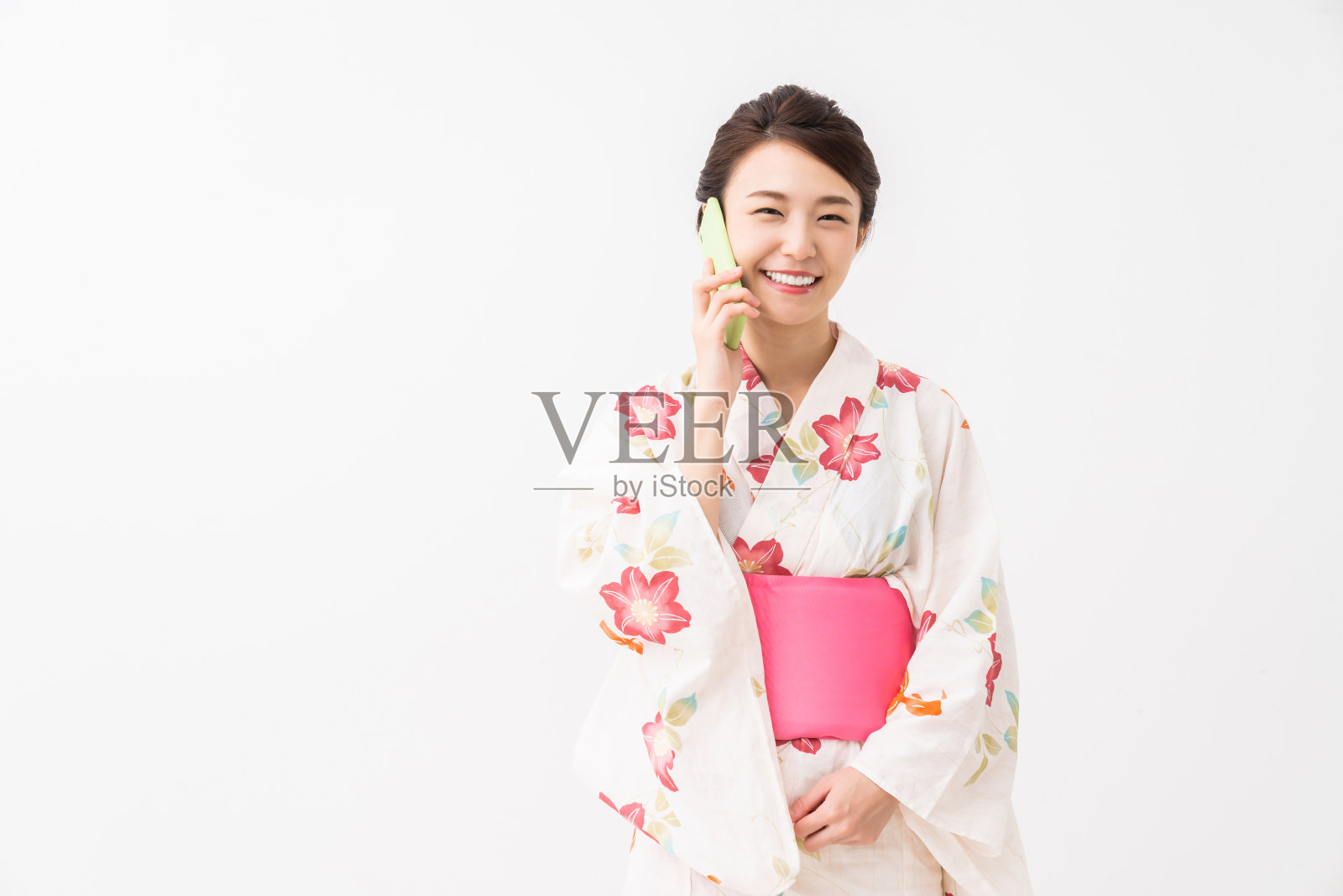 亚洲妇女穿着传统的日本休闲夏季和服“浴衣”，智能手机照片摄影图片