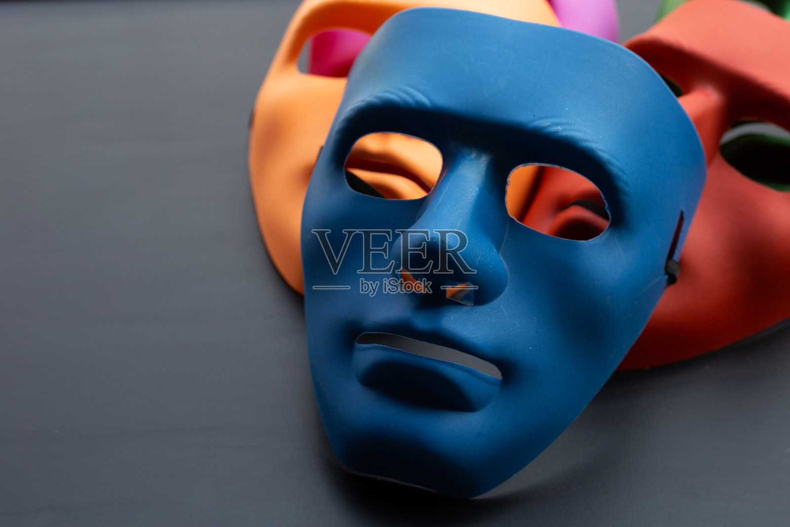 黑色背景上的面罩。照片摄影图片