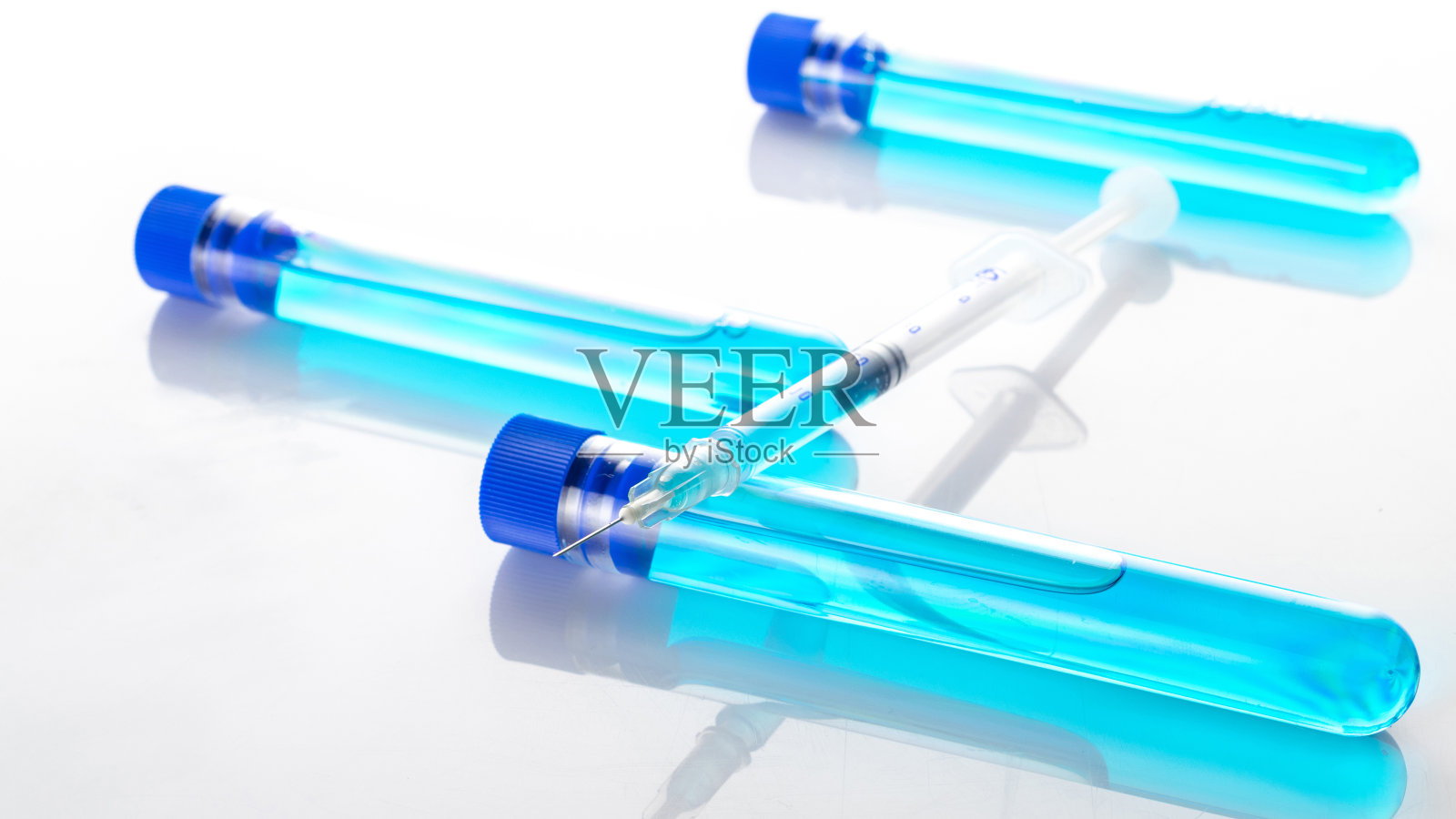 癌症的病毒。带针头的医疗注射器，用于保护流感病毒和冠状病毒。冠状病毒疫苗白色。医学概念接种疫苗皮下注射治疗。照片摄影图片