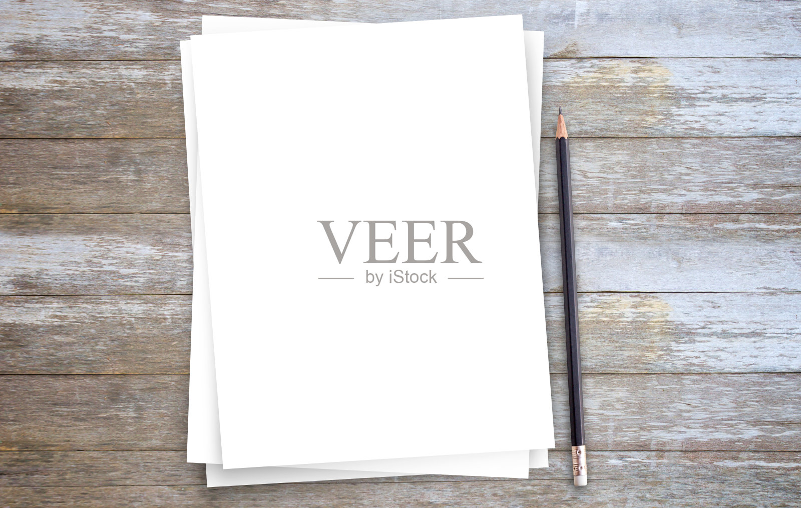 白色的纸或记事本和铅笔在棕色的木头桌子的背景。照片摄影图片