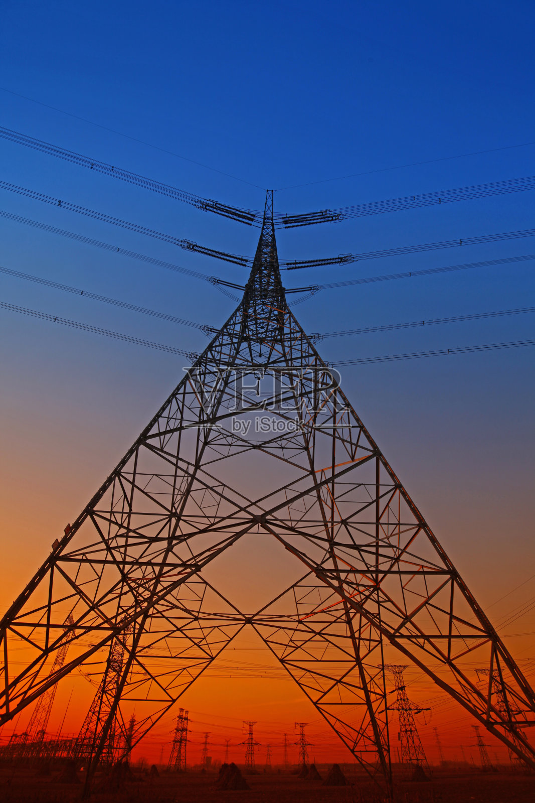 电线在日落电能照片摄影图片