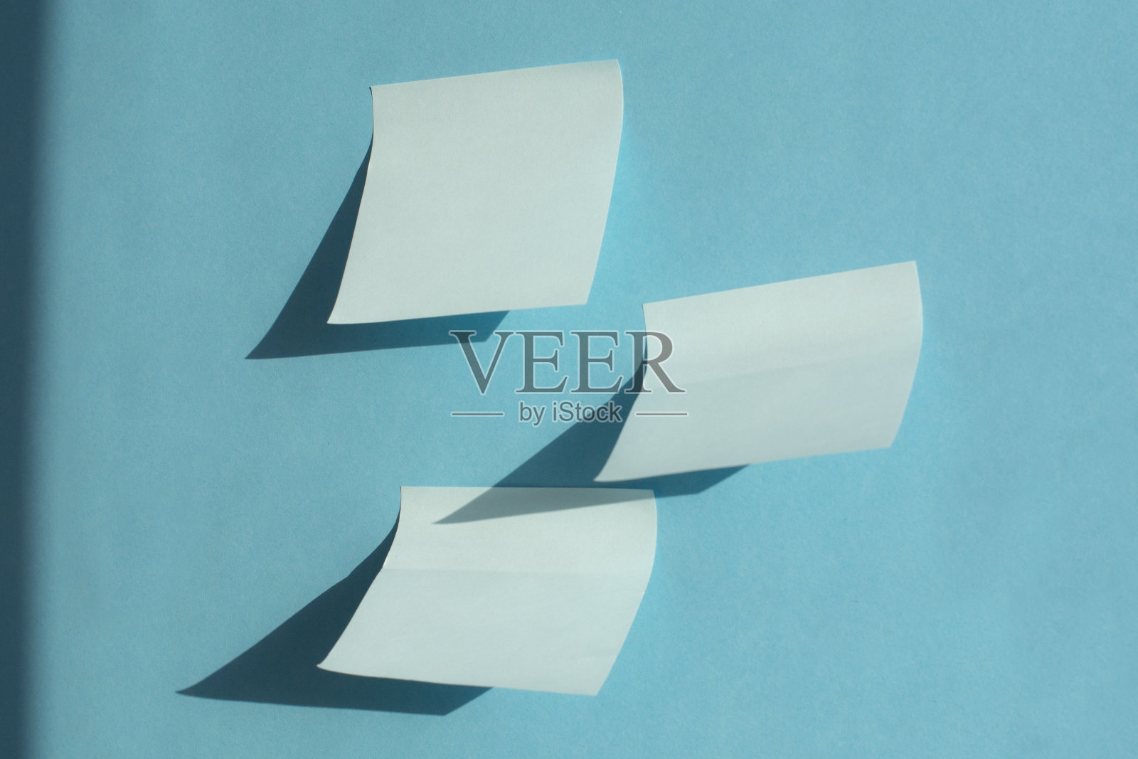 蓝色背景上有阴影的蓝色贴纸。本空间照片摄影图片