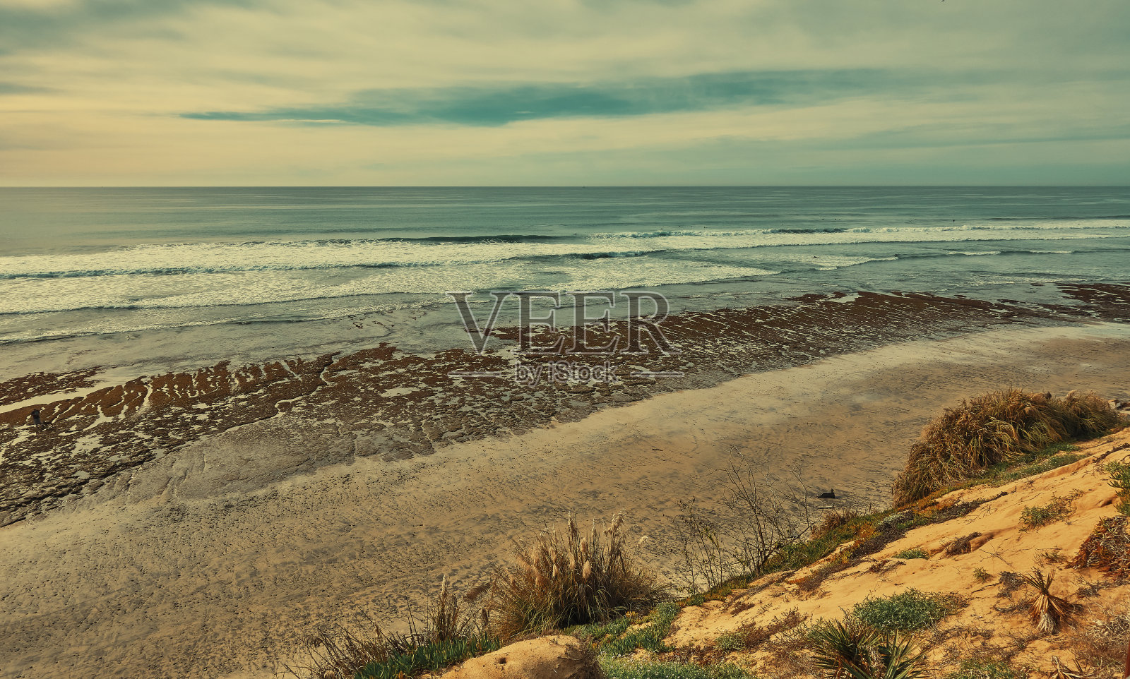 Ocean View Encinitas加利福尼亚冲浪者海滩低潮晴天悬崖和海浪照片摄影图片