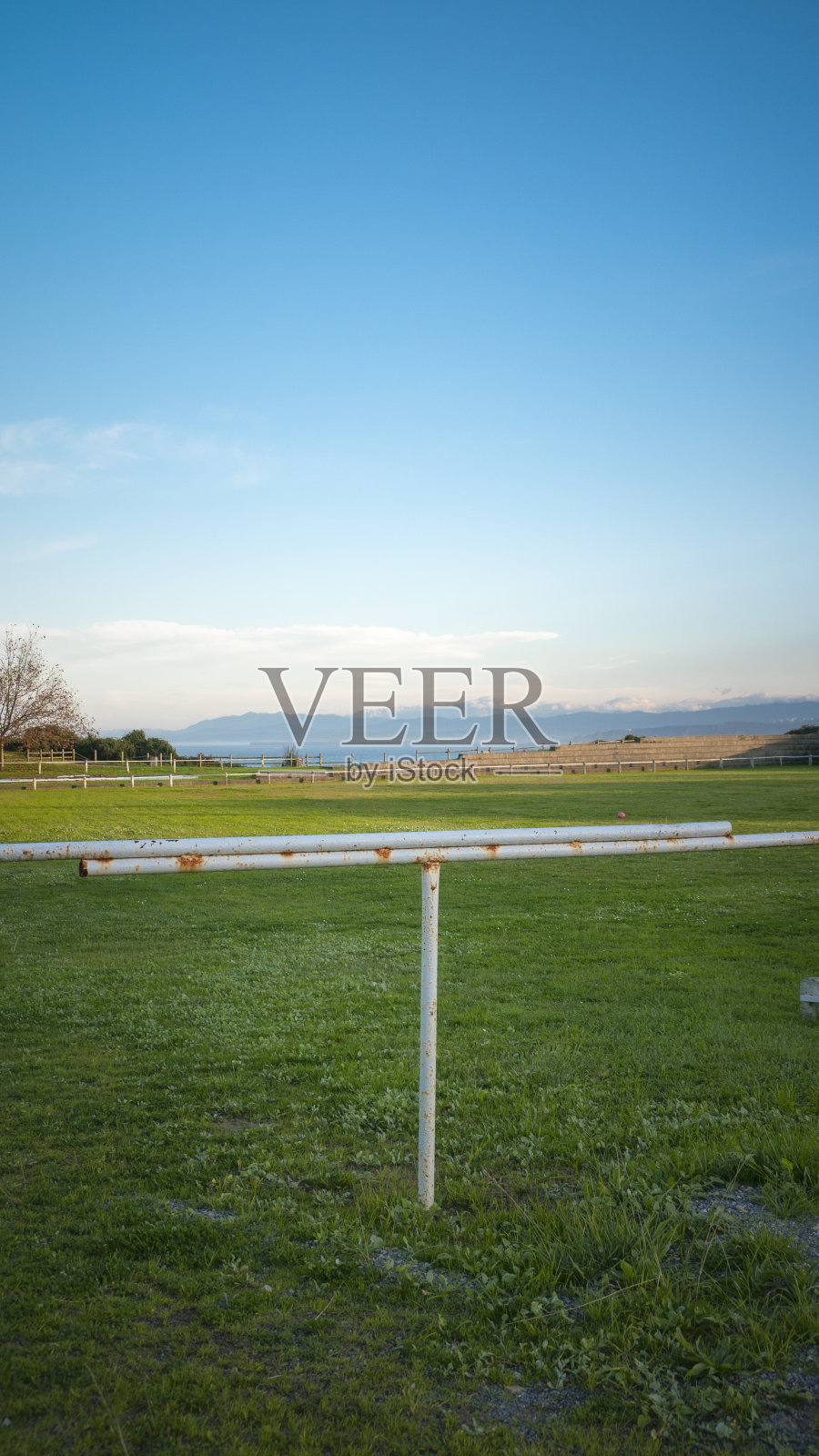 运动场上的栅栏照片摄影图片