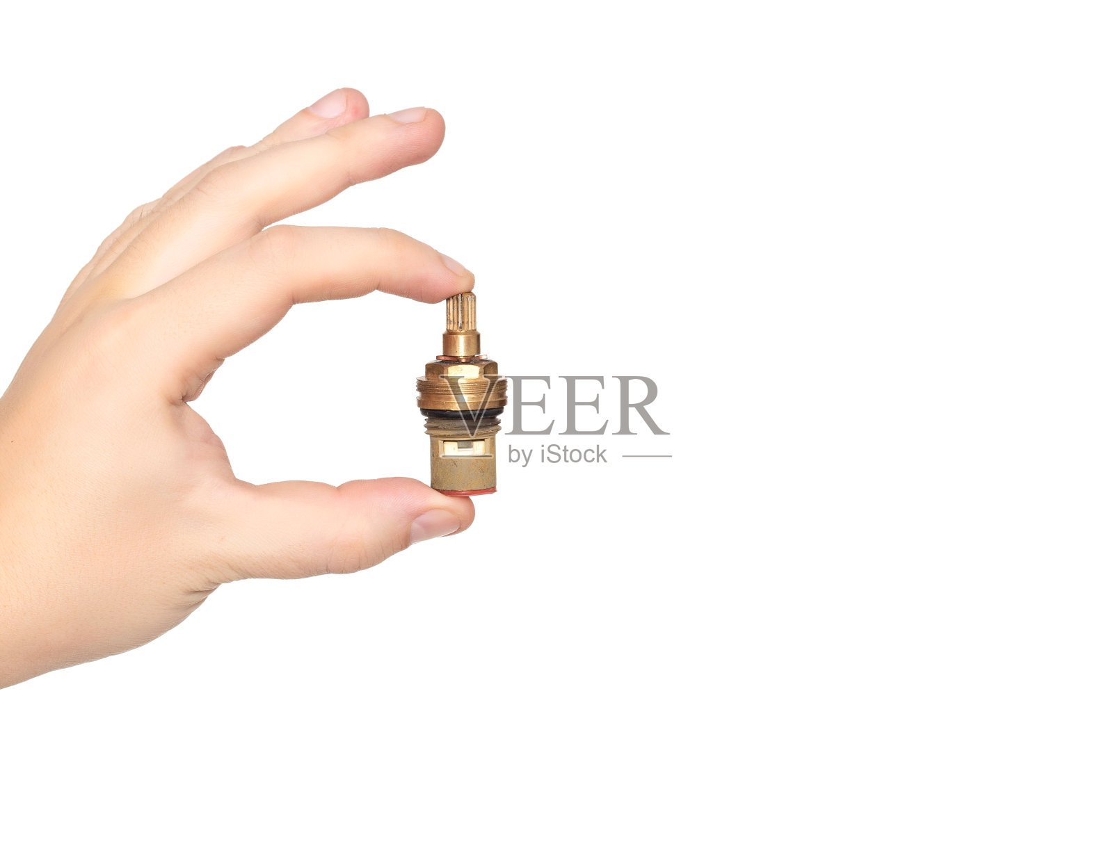 管道工手持一个水龙头轴在一个白色的背景，孤立。概念漏带在搅拌机龙头时更换阀门龙头轴。文本复制空间照片摄影图片