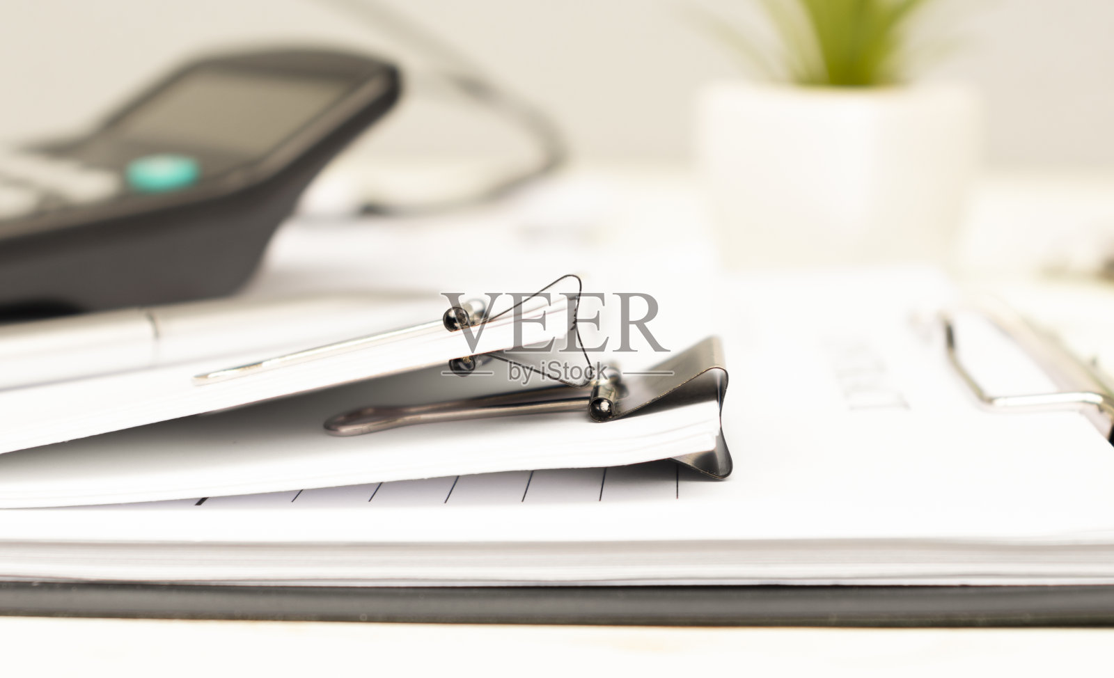 灰色的石头桌子上堆放着文件和活页夹，特写。照片摄影图片