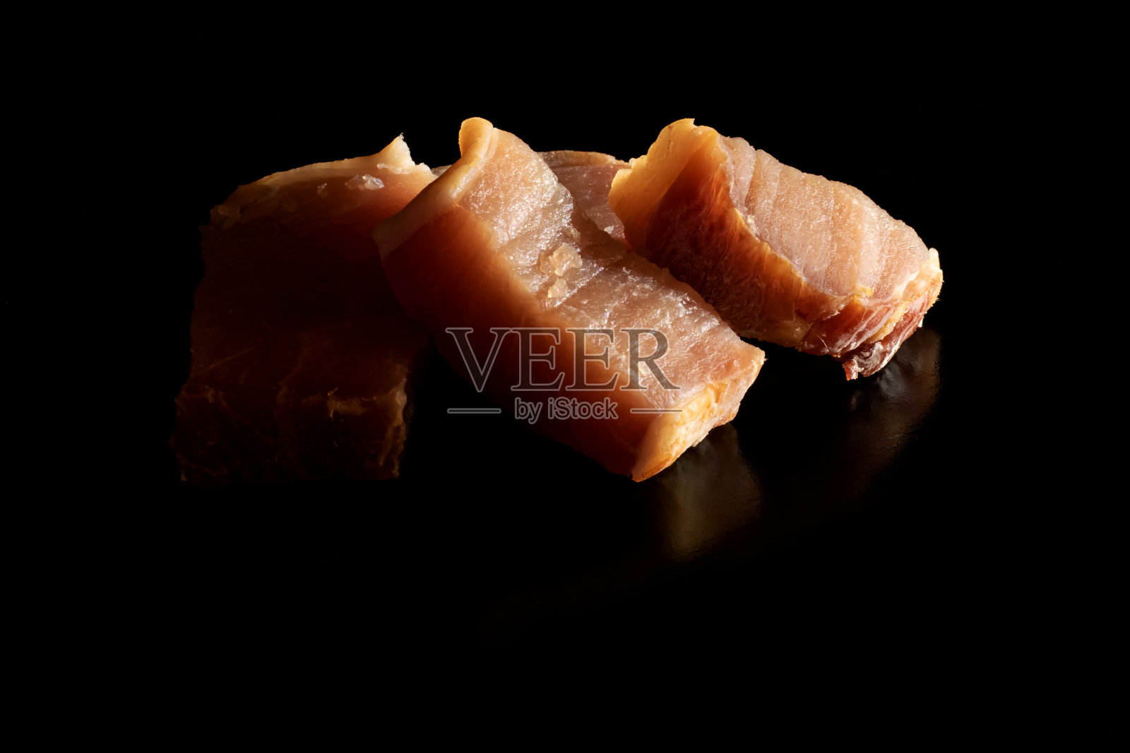 黑色背景上的多汁红肉片照片摄影图片