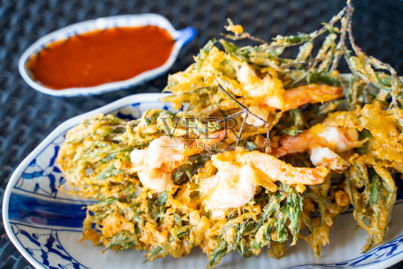 炸虾仁与叶照片摄影图片