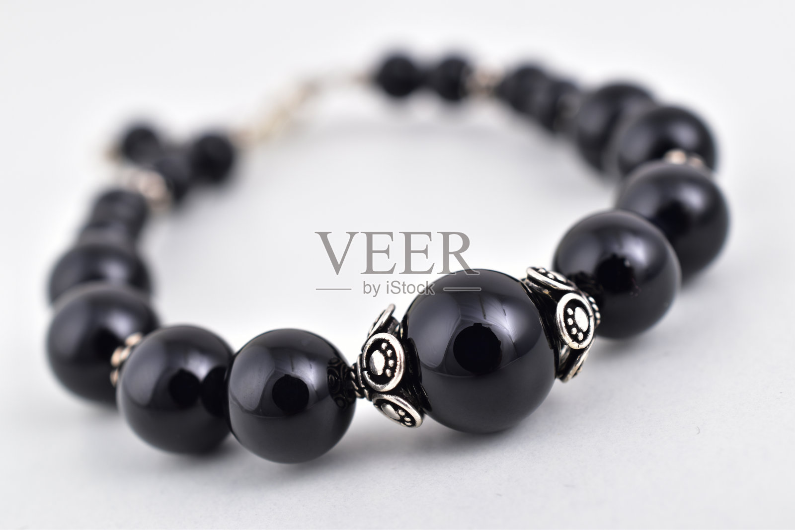 黑珠手链孤立在白色背景，个人配件照片摄影图片