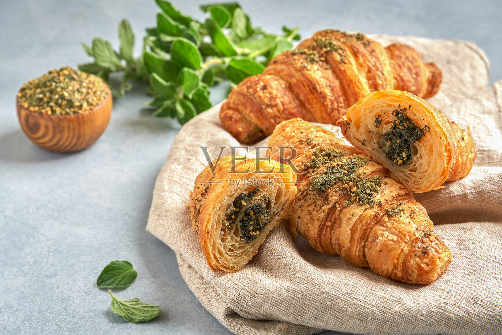 亚麻餐巾上的扎塔尔可颂特写，留白照片摄影图片