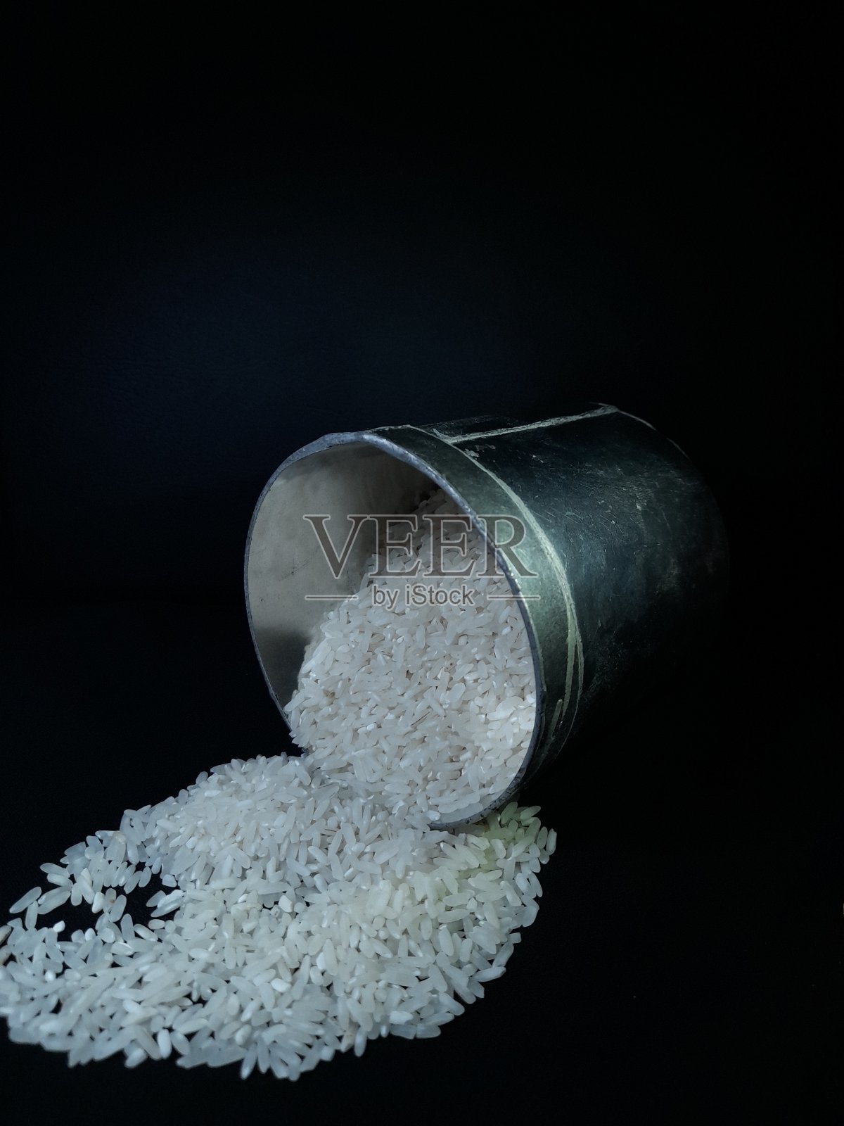 黑色背景上的大米照片摄影图片