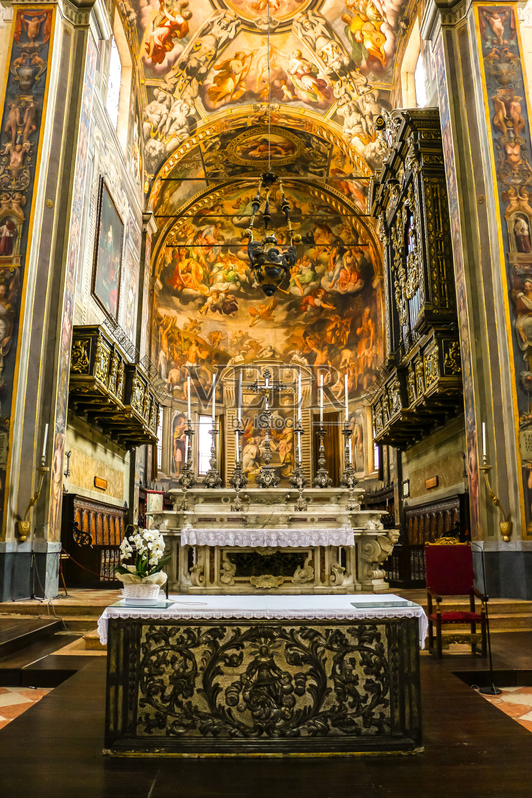 美丽的内部天主教教堂(圣普洛斯彼罗大教堂)在雷焦艾米利亚。照片摄影图片