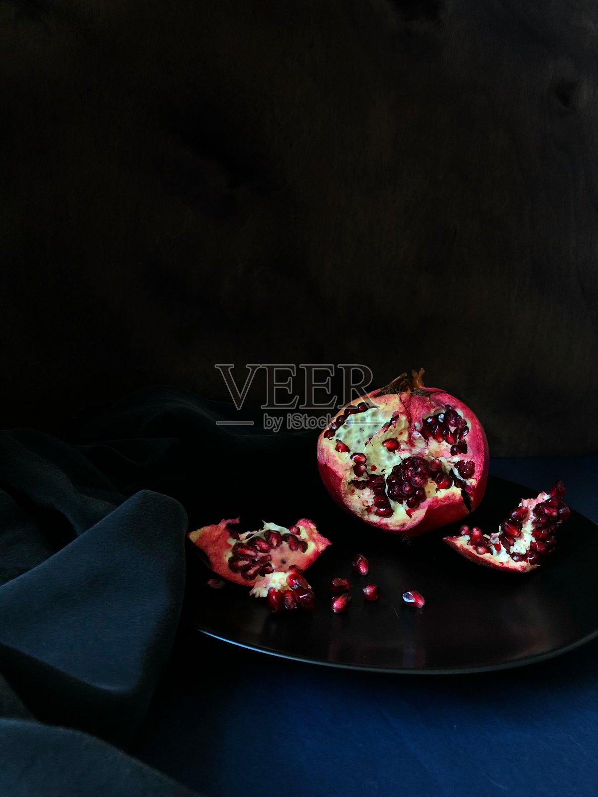 深色背景上的石榴照片摄影图片