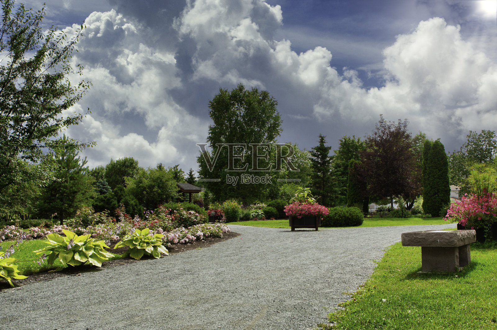 可爱的花园在Rouyn(魁北克)与人行道照片摄影图片