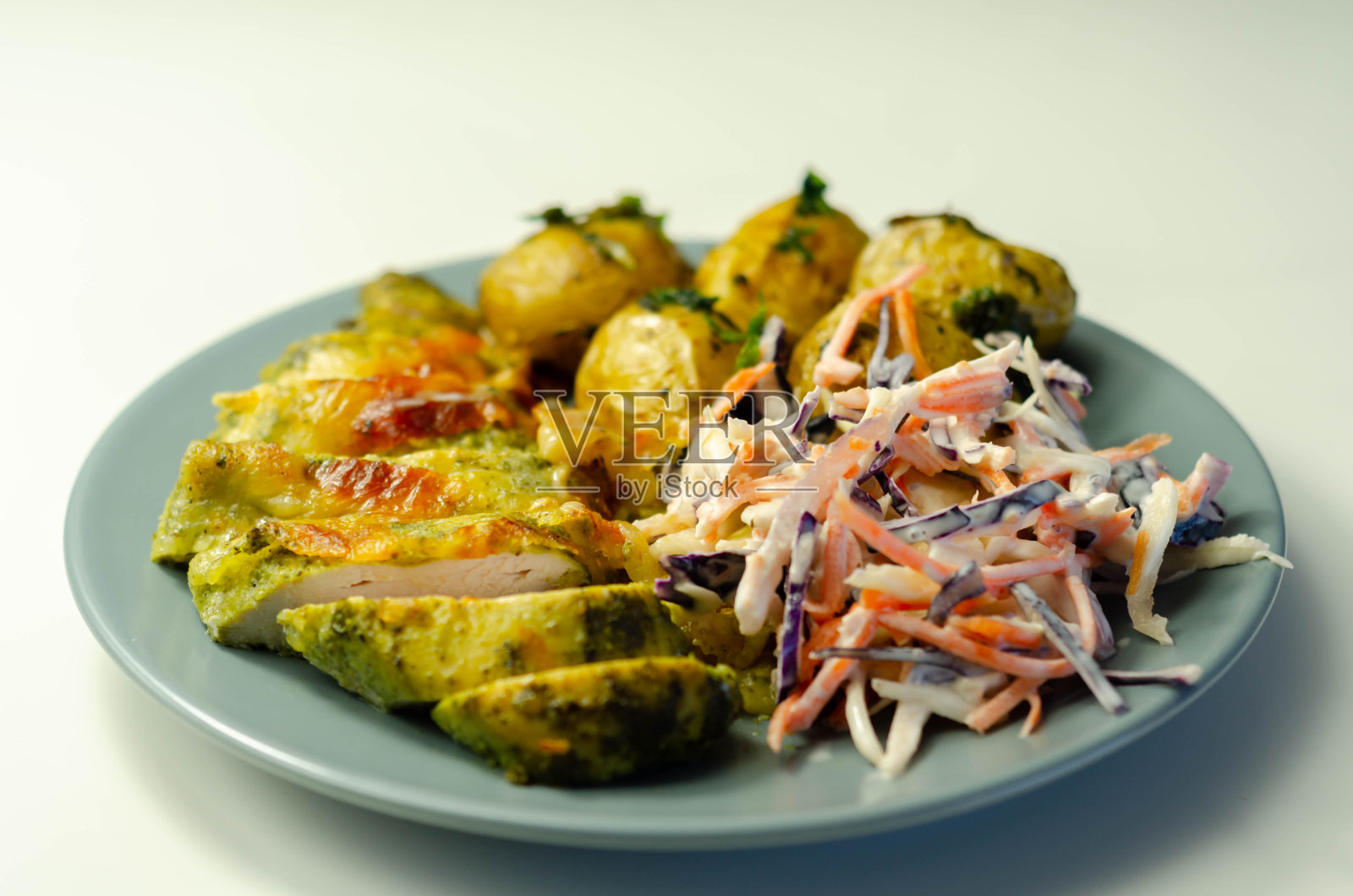 香蒜酱和马苏里拉鸡胸肉配香草小土豆和奶油凉拌卷心菜沙拉照片摄影图片