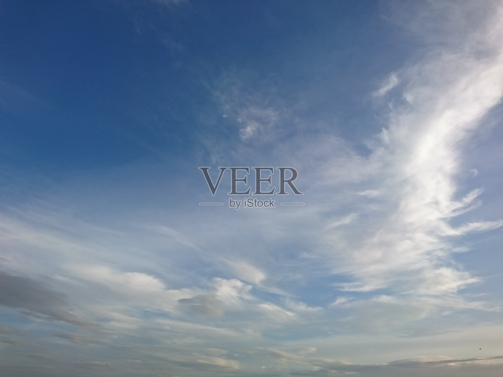 云在广阔的蓝天照片摄影图片