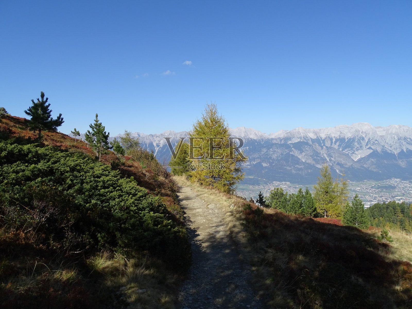 奥地利蒂洛尔因斯布鲁克西斯特拉斯兰帕契山顶上的齐本维格，对面是西格鲁伯山、哈菲勒卡山和卡温德尔山照片摄影图片