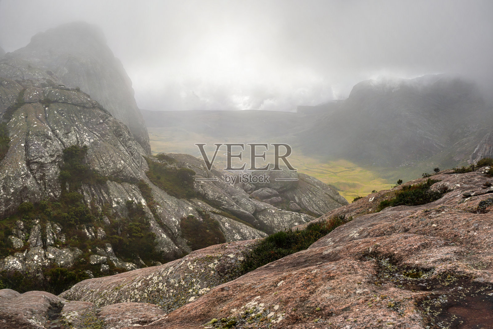 在Andringitra山脉，马达加斯加，看到典型的风景风景，巨大的岩石地形，绿色山谷透过一些雾在远处可见照片摄影图片