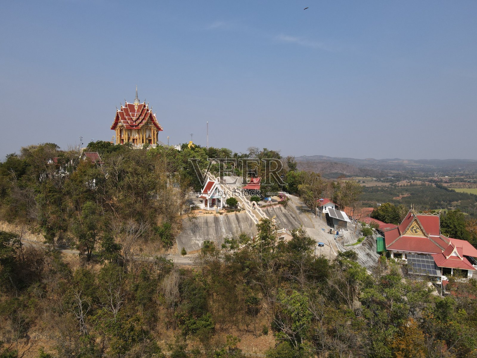 佛寺的名字暗示着从所有幻想中解放的土地位于泰国呵叻寺北冲。照片摄影图片