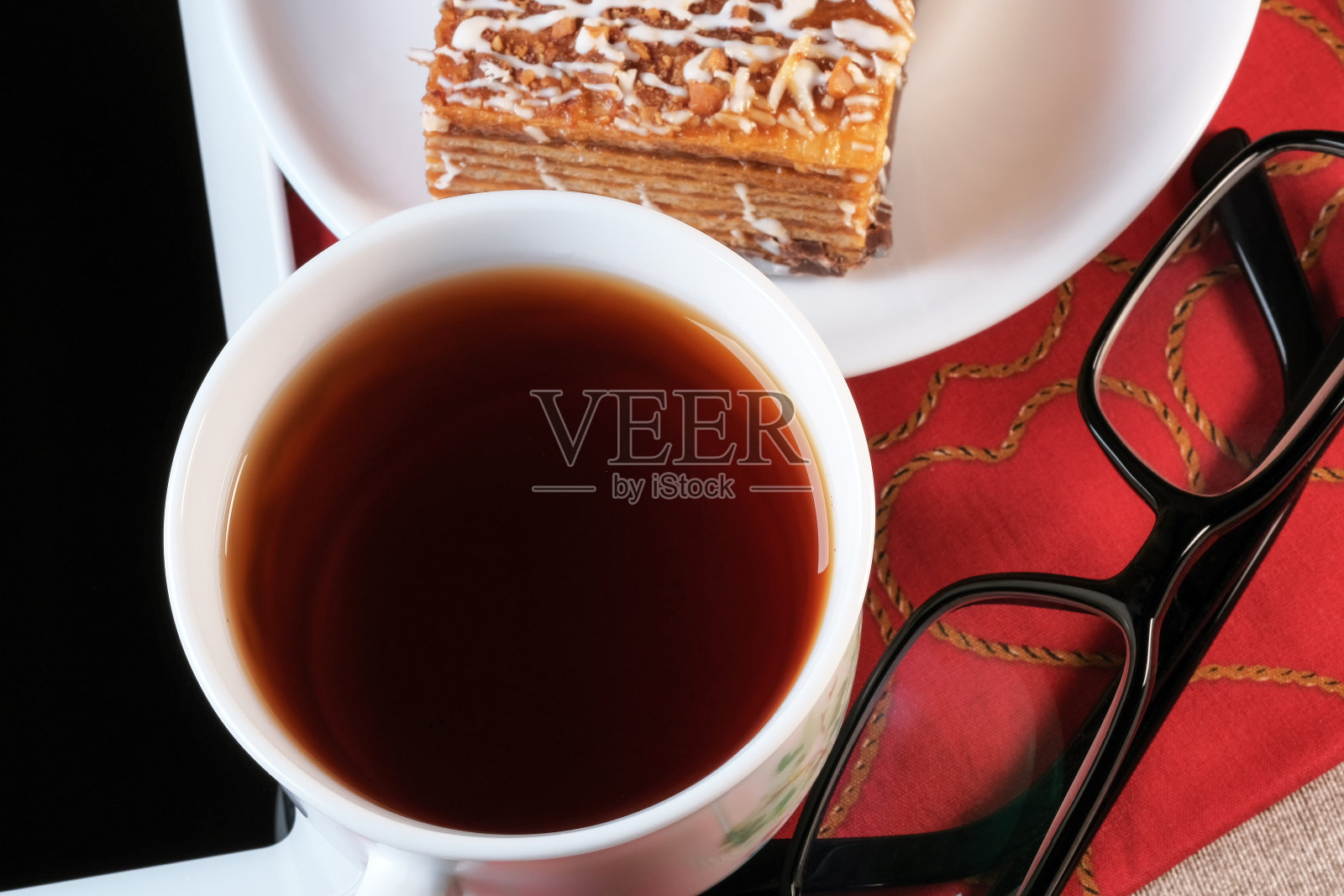 平铺一杯浓红茶照片摄影图片