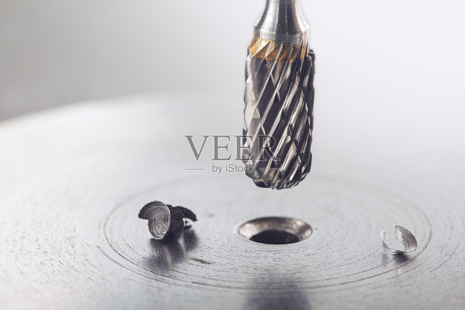 铣刀使钢坯在孔中下沉。钳工的工作。照片摄影图片