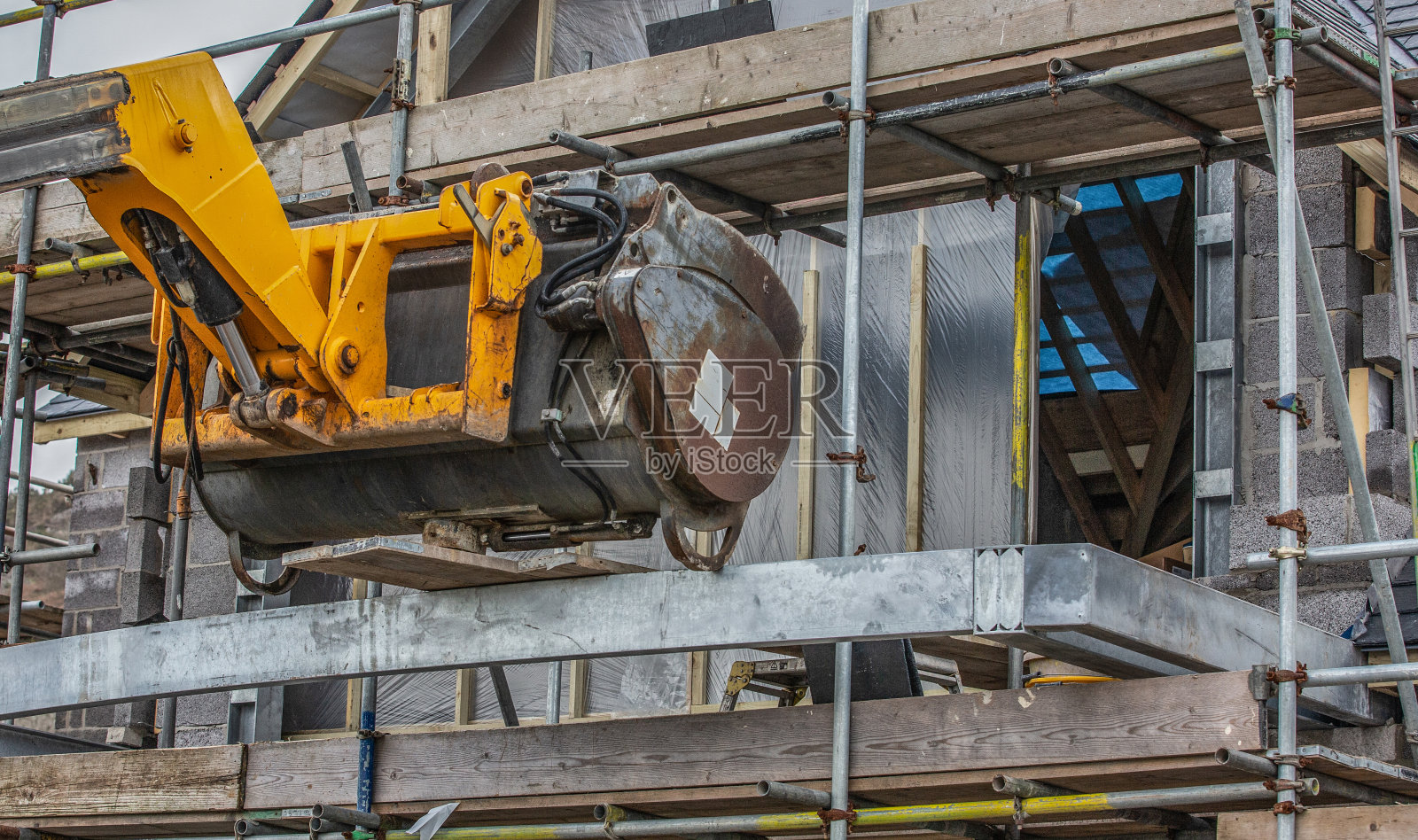 用机器辅助建造的住宅建筑脚手架照片摄影图片