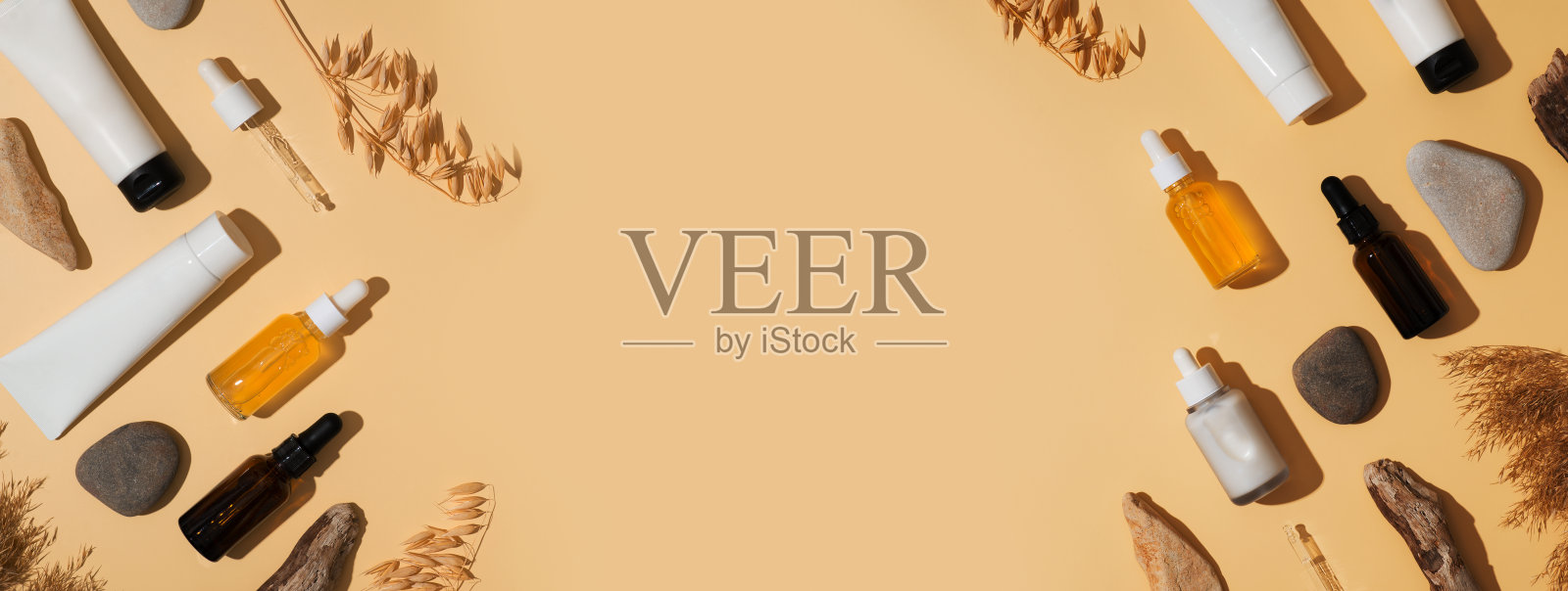 天然的化妆品概念，天然材料的血清和霜管和瓶子照片摄影图片