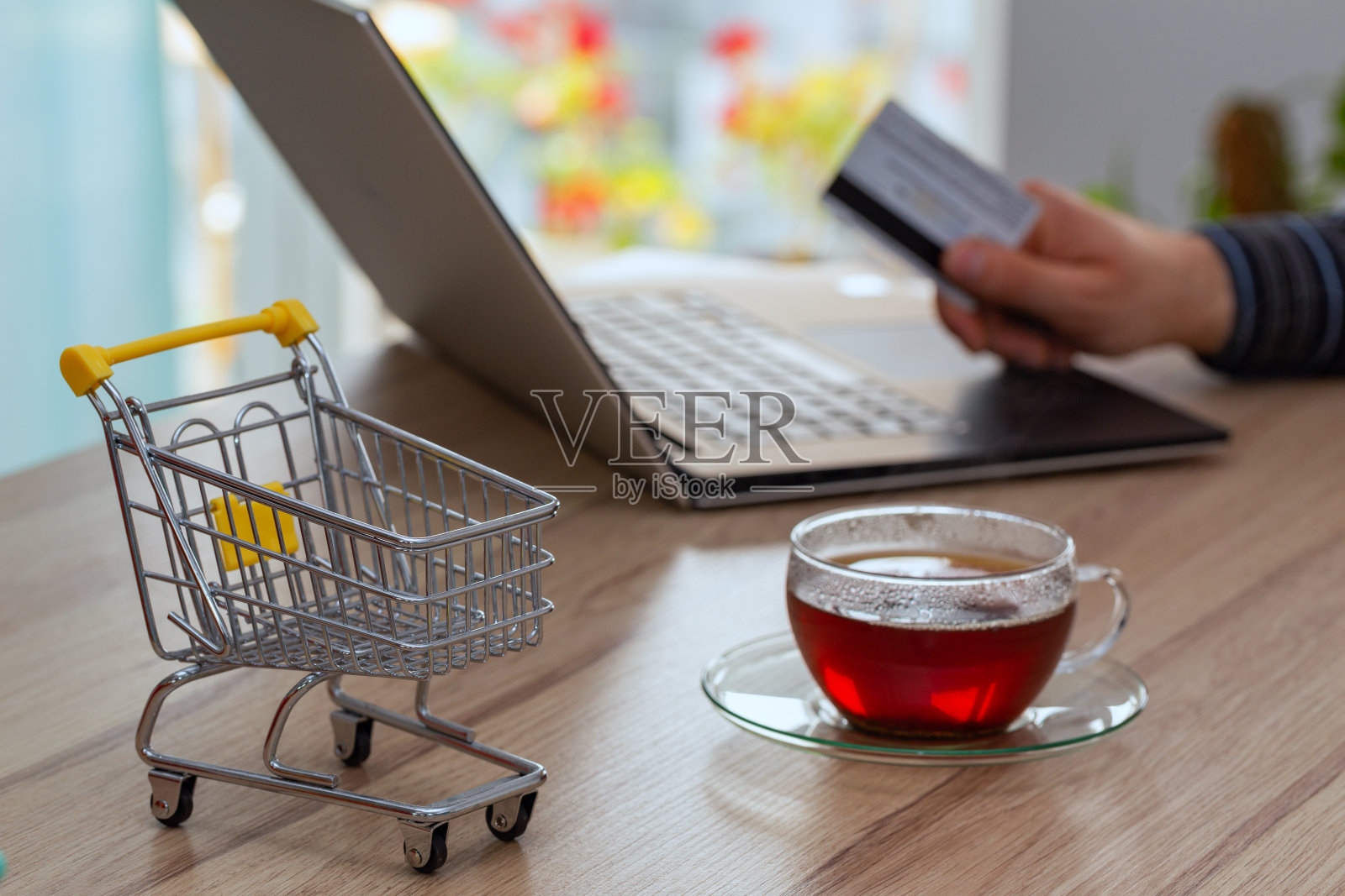 这个男人正在网上购物。信用卡支付，网上购物支付的安全性和方便性。照片摄影图片