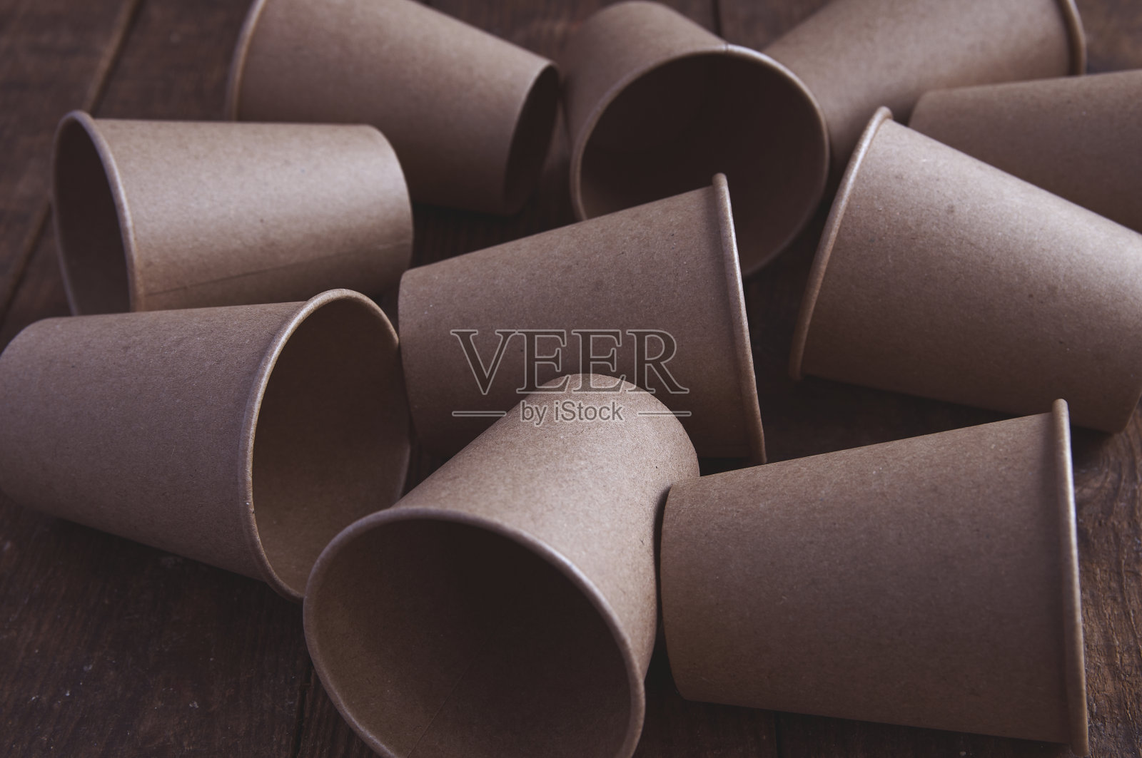 生态牛皮纸纸杯的咖啡和茶在桌子上深棕色照片摄影图片